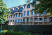 Zijgevel van <a href="/lemma/Raveleijn" title="Raveleijn">Raveleijn</a> in aanbouw vanaf de <a href="/lemma/Europalaan" title="Europalaan">Europalaan</a>, juli <a href="/lemma/2010" title="2010">2010</a>