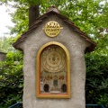 <a href="/lemma/Zwaan_Kleef_Aan" title="Zwaan Kleef Aan">Zwaan Kleef Aan</a>, het uurwerk.