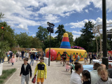 <a href="/lemma/Zomerstrand" title="Zomerstrand">Zomerstrand</a>, springkussen in de vorm van een sombrero met een rode neus