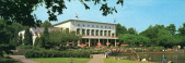 Het <a href="/lemma/Caf%C3%A9-Restaurant" title="Café-Restaurant">Café-Restaurant</a> aan de <a href="/lemma/Siervijver" title="Siervijver">Siervijver</a> in de jaren zeventig, hier nog met overdekt buitenterras