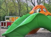 <a href="/lemma/Kleuterhof_(1994)" title="Kleuterhof (1994)">Kleuterhof (1994)</a> omstreeks <a href="/lemma/1994" title="1994">1994</a>