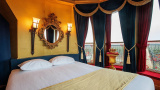 <a href="/lemma/Koningssuite" class="mw-redirect" title="Koningssuite">Koningssuite</a>: boven het dubbele bed hangt een goudgelijste spiegel. Januari 2024