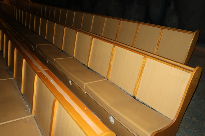 Bestand:PandaDroom Bioscoopzaal Bankjes.jpg