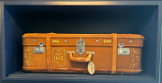 &lt;noinclude&gt;Eén van de bagagestukken in de <a href="/lemma/Lobby_(Wonder_Hotel)" title="Lobby (Wonder Hotel)">Lobby</a> van het <a href="/lemma/Wonder_Hotel" class="mw-redirect" title="Wonder Hotel">Wonder Hotel</a>.&lt;/noinclude&gt;