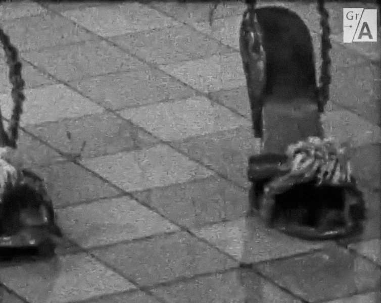 Bestand:Detail-schoentjes-1957.jpg