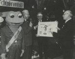 Aanbieden van ontwerp &quot;Wensbron Duinrell&quot; namens RECRON-ondernemers aan het jarige <a href="/lemma/Duinrell" title="Duinrell">Duinrell</a> op 24 maart 1986.