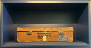 &lt;noinclude&gt;Eén van de bagagestukken in de <a href="/lemma/Lobby_(Wonder_Hotel)" title="Lobby (Wonder Hotel)">Lobby</a> van het <a href="/lemma/Wonder_Hotel" class="mw-redirect" title="Wonder Hotel">Wonder Hotel</a>.&lt;/noinclude&gt;