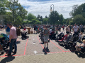 <a href="/lemma/COVID-19" title="COVID-19">COVID-19</a>-maatregelen op het <a href="/lemma/Carnaval_Festivalplein" title="Carnaval Festivalplein">Carnaval Festivalplein</a>: geïmproviseerde wandelwagenstalling