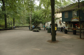Spookslotplein (achterzijde) met toiletgroep en zithalvecirkel.