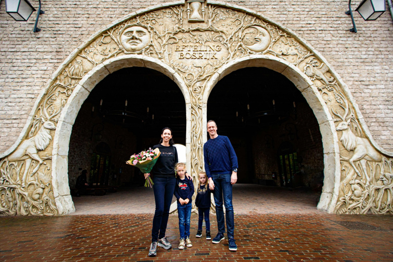 Bestand:Efteling---drie-miljoenste-gast-vakantiepark-efteling-bosrijk-fam.-catry.1.jpg