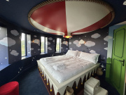 Het bed in de torenkamer van de <a href="/lemma/Jokie_%26_Jet_Suite" title="Jokie &amp; Jet Suite">Jokie &amp; Jet Suite</a> is alsof je in een mand onder de ballon slaapt.