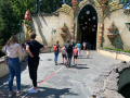 <a href="/lemma/COVID-19" title="COVID-19">COVID-19</a>-maatregelen bij <a href="/lemma/Droomvlucht" title="Droomvlucht">Droomvlucht</a>: wachten langs rood/wit gekleurde lijnen