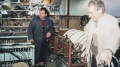 <a href="/lemma/Mari_van_Heumen" title="Mari van Heumen">Mari van Heumen</a> en vormgever-technicus <a href="/lemma/Henk_Smulders" title="Henk Smulders">Henk Smulders</a> tijdens het ontwikkelen van figuren van <a href="/lemma/Fata_Morgana" title="Fata Morgana">Fata Morgana</a>, tussen de <a href="/lemma/Nokkenschijven" title="Nokkenschijven">nokkenschijven</a> in. Omstreeks <a href="/lemma/1985" title="1985">1985</a>.