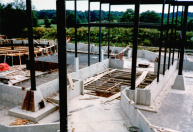 Exterieur, 10-1984. Rechts bevindt zich de achterzijde van de troonzaal. Het houten balkenframe ligt op de 'put', een van de diepere plekken van de attractie, waar de constructie van de Kantelkamer wordt ingebouwd.