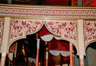 Troonzaal, 12-1985. Decoratieve boeiboorden in de Troonzaal, voorzien van ezelsrug en een uitgewerkt bloemenmotief van Ton van de Ven. Middels zeefdrukken en zeefdrukramen met verschillende kleuren werden de tientallen meters met dezelfde patronen in de werkplaatsen voorbereid en kant en klaar in de attractie geplaatst.