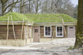 Een <a href="/lemma/Duinhut" title="Duinhut">Duinhut</a> kort na oplevering