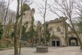 Het aanzicht van het <a href="/lemma/Spookslot" title="Spookslot">Spookslot</a> anno <span class="redlink">2013</span>, nauwelijks veranderd sinds de jaren 70. (Foto: Jos)