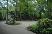 Zicht op <a href="/lemma/Spookslotplein_(achterzijde)" title="Spookslotplein (achterzijde)">Spookslotplein (achterzijde)</a> vanaf <a href="/lemma/Toiletten_Kanovijver" title="Toiletten Kanovijver">Toiletten Kanovijver</a>, met op de achtergrond <a href="/lemma/De_Witte_Walvis" title="De Witte Walvis">De Witte Walvis</a>, 2012