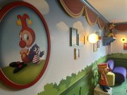Schilderijtjes aan de muur in de <a href="/lemma/Jokie_%26_Jet_Suite" title="Jokie &amp; Jet Suite">Jokie &amp; Jet Suite</a>