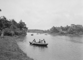 De <a href="/lemma/Roei-_en_Kanovijver" title="Roei- en Kanovijver">Roei- en Kanovijver</a> in 1958, kijkend richting het oosten, vanaf het punt waar nu <a href="/lemma/Baron_1898" title="Baron 1898">Baron 1898</a> ondergronds gaat.