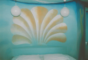 <a href="/lemma/(W)onderwatersuite" title="(W)onderwatersuite">(W)onderwatersuite</a>, schelp-fresco boven het dubbele bed die later is vervangen door de definitieve decoratie