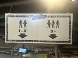Bord dat splitsing in de wachtrij <a href="/lemma/Pira%C3%B1a" title="Piraña">Piraña</a> aangeeft tussen groepen van 1-2 personen versus 3+-personen. Zomer 2024.