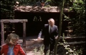 Niet zo&#039;n goede foto van de <a href="/lemma/Schuilhut" title="Schuilhut">schuilhut</a> in het <a href="/lemma/Kabouterdorp" title="Kabouterdorp">Kabouterdorp</a>. Still uit <a href="/lemma/Peter_en_de_Vliegende_Autobus" title="Peter en de Vliegende Autobus">Peter en de Vliegende Autobus</a>.