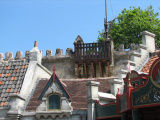 Gevels met een gekanteelde muur en een kraaiennest op het <a href="/lemma/Anton_Pieckplein" title="Anton Pieckplein">Anton Pieckplein</a>.