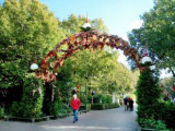 Seizoenspoort met herfstdecoratie.
