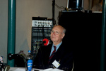 Herman ten Bruggencate achter de radiomicrofoon