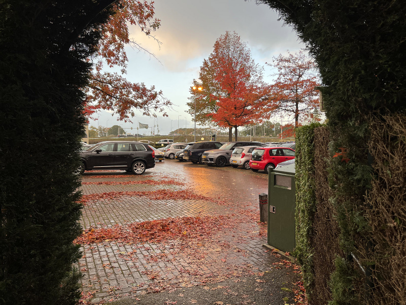 Bestand:Parkeerplaats efteling hotel.jpg