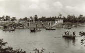 De oude <a href="/lemma/Roeivijver" title="Roeivijver">Roeivijver</a> en de rand van het <a href="/lemma/Zwembad" title="Zwembad">Zwembad</a>, ansichtkaart Efteling.