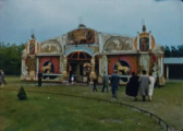 <a href="/lemma/Stoomcarrousel" title="Stoomcarrousel">Stoomcarrousel</a> met onverhard <a href="/lemma/Carrouselplein" title="Carrouselplein">Carrouselplein</a>, waarschijnlijk in <a href="/lemma/1957" title="1957">1957</a>