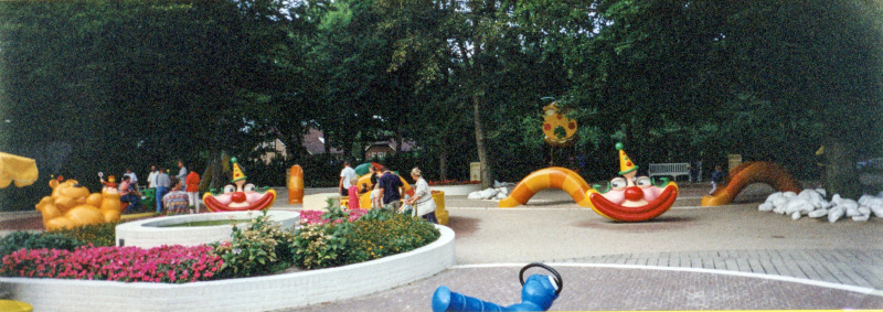 Bestand:Kleuterhof-openingsjaar-012.jpg