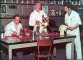V.l.n.r. <a href="/lemma/Theo_Hochwald" title="Theo Hochwald">Theo Hochwald</a>, <a href="/lemma/Gerrit_Smits" title="Gerrit Smits">Gerrit Smits</a>, <a href="/lemma/Sjef_van_Puijenbroek" title="Sjef van Puijenbroek">Sjef van Puijenbroek</a> in de werkplaats.
