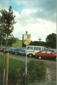 Bordje H5 op de <a href="/lemma/Parkeerplaats" title="Parkeerplaats">parkeerplaats</a> met logo <a href="/lemma/Fujifilm" title="Fujifilm">Fujifilm</a>; 1993