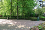 Ter hoogte van de ingang van het <a href="/lemma/Diorama" title="Diorama">Diorama</a> heeft de <a href="/lemma/Dioramalaan" title="Dioramalaan">Dioramalaan</a> de vorm van een rond pleintje. Achter de heg bevinden zich een paar bankjes en een toilet-<a href="/lemma/Wegwijzer" title="Wegwijzer">wegwijzer</a>.