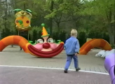 <a href="/lemma/Kleuterhof_(1994)" title="Kleuterhof (1994)">Kleuterhof (1994)</a> omstreeks <a href="/lemma/1994" title="1994">1994</a>