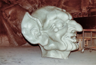 Schatkamer, 12-1985. Het hoofd van de Djinn, bijna twee meter hoog, uitgevoerd in polyester, ligt te wachten in de rotsgang van de gevangenis.