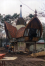 Het Lonkhuys is redelijk af, alleen de begane grond moet nog gestuct en de omgeving is nog een grote bouwput. Rechts achter de Laafmuur zien we de Vlindermolen en een luidspreker van de omroepinstallatie, links achter Het Witte Paard. De muur met entreepoort tot het Lavenlaar ontbreekt nog geheel.