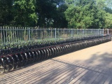Enkele fietsen achter het <a href="/lemma/Linnenhuys" title="Linnenhuys">Linnenhuys</a> op vakantiepark <a href="/lemma/Efteling_Loonsche_Land" title="Efteling Loonsche Land">Efteling Loonsche Land</a>.