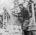 Bouw van de <a href="/lemma/Fakir" class="mw-redirect" title="Fakir">Fakir</a>, Wim Lamers metselt een muur
