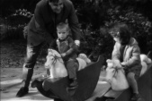 <a href="/lemma/Hobbelpaard" title="Hobbelpaard">Hobbelpaarden</a> in de <a href="/lemma/Kleuterhof_(1960)" title="Kleuterhof (1960)">Kleuterhof (1960)</a> eind jaren zestig