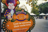 Bord ter promotie van de <a href="/lemma/Efteling_Club" title="Efteling Club">Efteling Club</a> in <span class="redlink">1997</span>, opschrift: &quot;Laat de betovering thuis verder leven Ontdek de geheimen... wordt [sic] lid van de Efteling Club&quot;