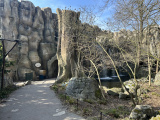 Ingang attractiegebouw <a href="/lemma/Fabula" title="Fabula">Fabula</a> met rechts de waterval, maart 2025