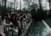 Publiek kijkende naar <a href="/lemma/De_Vliegende_Fakir" title="De Vliegende Fakir">De Vliegende Fakir</a> in <a href="/lemma/1973" title="1973">1973</a>