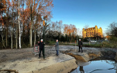 Directeur <a href="/lemma/Fons_Jurgens" title="Fons Jurgens">Fons Jurgens</a> zet eerste paal in de grond voor een hekwerk aan de oostzijde van het <a href="/lemma/Strookrijk" title="Strookrijk">Strookrijk</a>, het beoogd uitbreidingsgebied aan de oostkant van het <a href="/lemma/Efteling_Park" title="Efteling Park">Efteling Park</a> langs de <a href="/lemma/Horst" title="Horst">Horst</a>. Op de achtergrond het <a href="/lemma/Efteling_Hotel" title="Efteling Hotel">Efteling Hotel</a>. 28 november <a href="/lemma/2023" title="2023">2023</a>