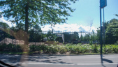 Bouwplaats van <a href="/lemma/Raveleijn_(gebouw)" title="Raveleijn (gebouw)">Raveleijn</a> vanaf de <a href="/lemma/Europalaan" title="Europalaan">Europalaan</a>, in de achtergrond doorkijk naar zijgevel Droomvlcuht, juli <a href="/lemma/2009" title="2009">2009</a>
