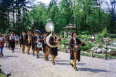 De <a href="/lemma/Anton_Pieck_Parade" title="Anton Pieck Parade">Anton Pieck Parade</a>, hier een bandje, ter hoogte van de <a href="/lemma/Siertuin" title="Siertuin">Siertuin</a>, <span class="redlink">1995</span>