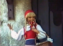 <a href="/lemma/Roodkapje" title="Roodkapje">Roodkapje</a> met rechte pony en een mandje met enkel bloempjes, in <a href="/lemma/1988" title="1988">1988</a>